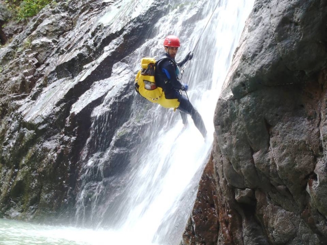 rapel en el barranco disfruta de la naturaleza 