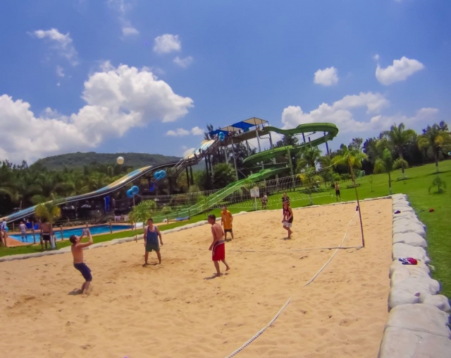 Voleibol playa en el parque