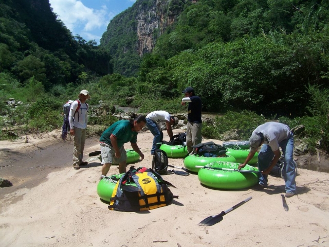 Preparándose para la aventura en el barranco