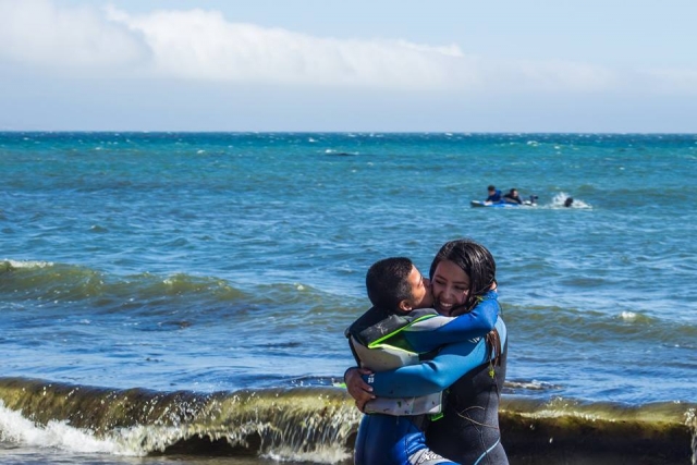 alegría en clases de surf