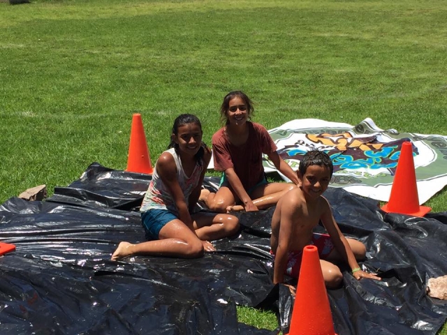 Diversion entre amigos en el campamento