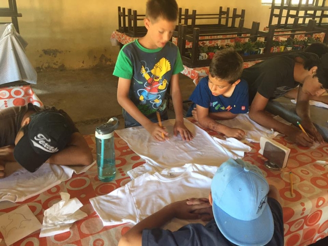 Pintando camisetas