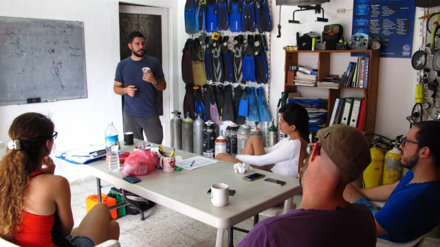 en las clases de buceo 