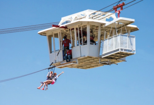 Déjate llevar con nuestro columpio gigante