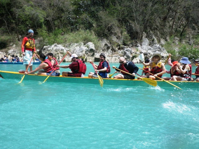 Canoa y remos hacia la cascada de Tamul en la huasteca