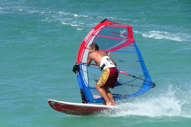 Aprendiendo sobre una tabla de windsurf