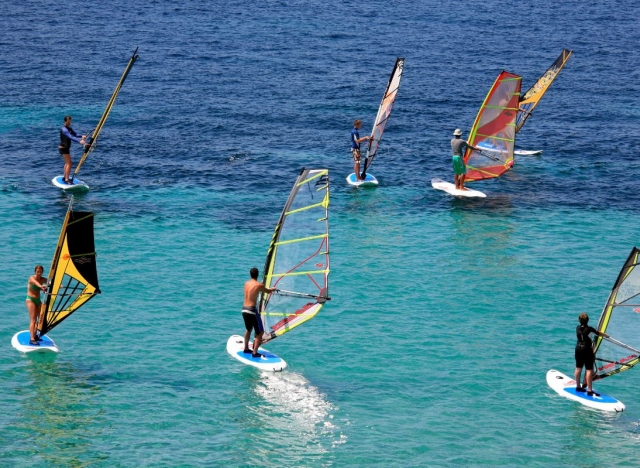 Grupo haciendo windsurf