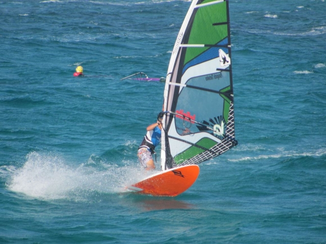 Sobre las olas en tabla de windsurf