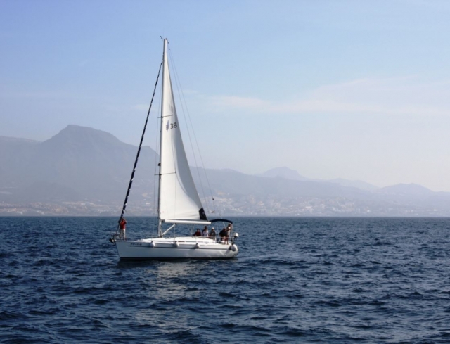 Velero en navegacion