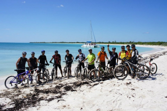 nada mejora al mar caribe en bici de MTB