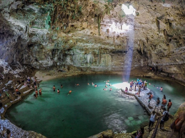 Cenote con entrada de luz