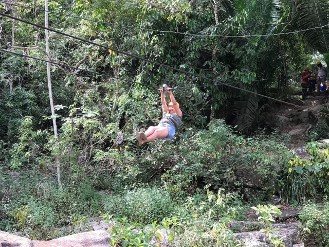 Viviendo la aventura de la tirolina