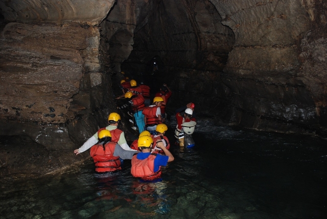 Explorando las cuevas