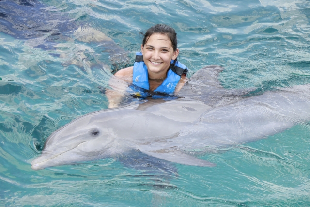 Nadando con delfines carinosos