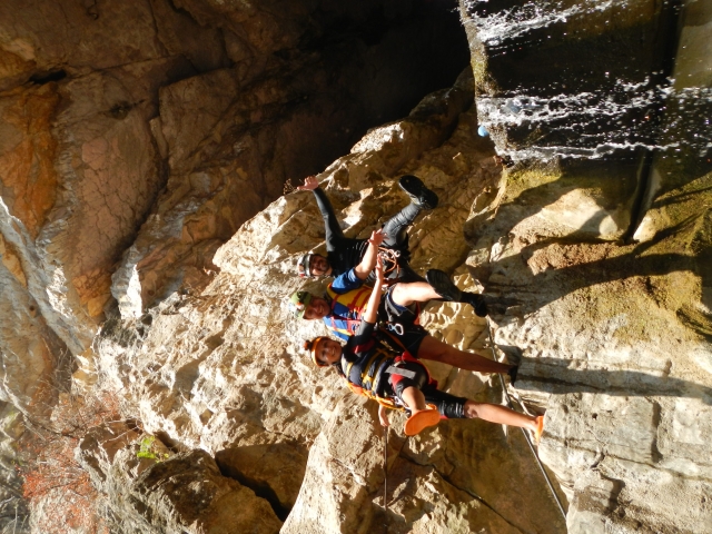 Esperando turno para descender a rappel a medio camino de la aventura subterranea en El Chorreadero