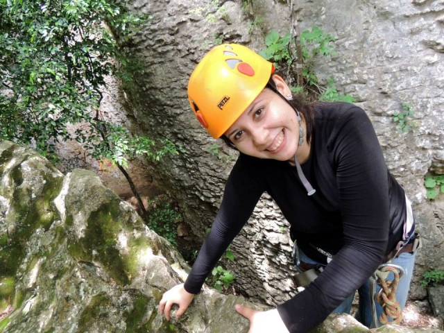 Disfrutando la cumbre en una sencilla ruta de escalada MEseta de Copoya