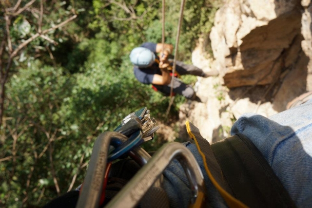 Ascendiendo las cuerdas para regresar a la superficie en La sima de Las Cotorras