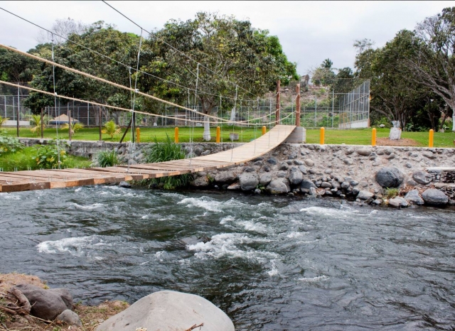 Pasarela desde Careva