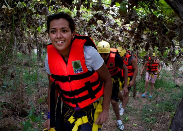 Saliendo de las instalaciones para practicar rapel