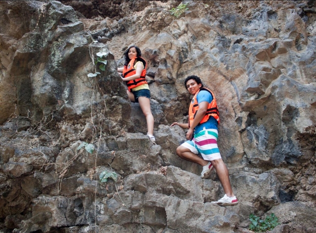 Montando a la roca para bajar en rapel