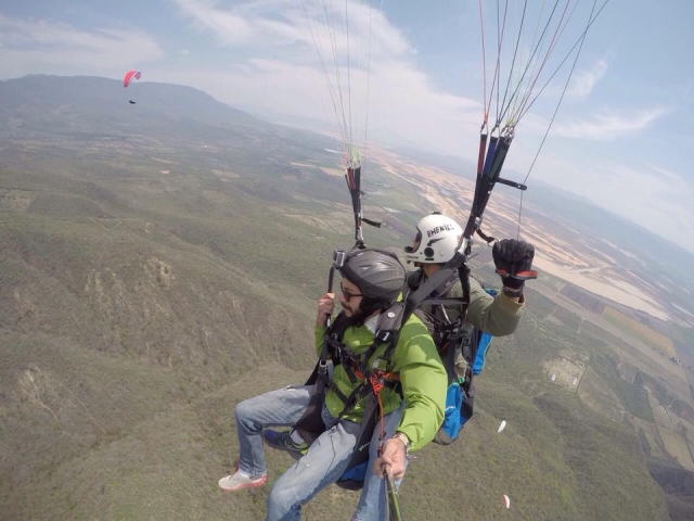 Avistando otro parapente