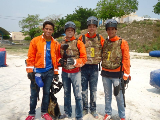 equipo jugando al paintball