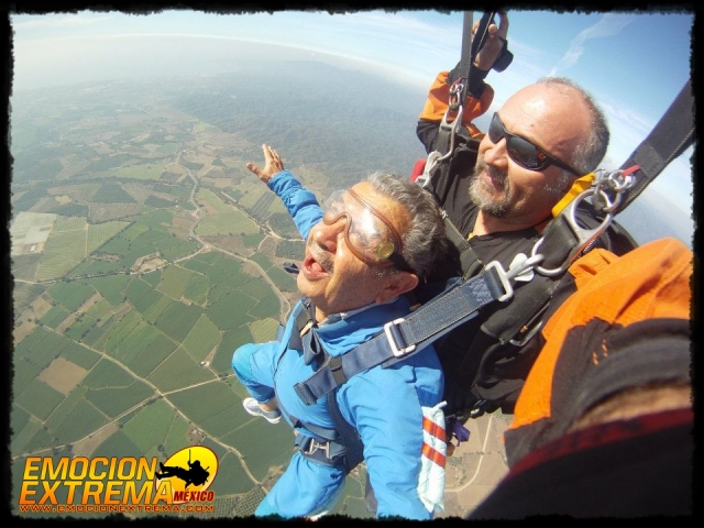 Disfrutando el vuelo con paracaidas