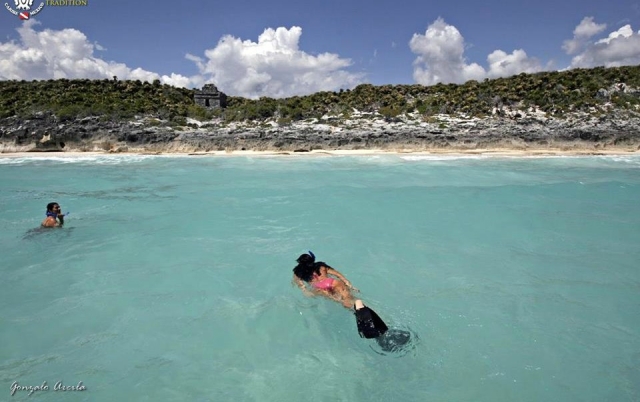 Haciendo snorkel en la costa de la Bahía de Akumal 
