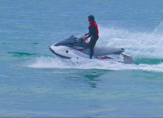 En la moto de agua con chaleco