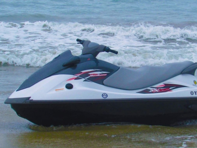 Moto Yamaha en la costa