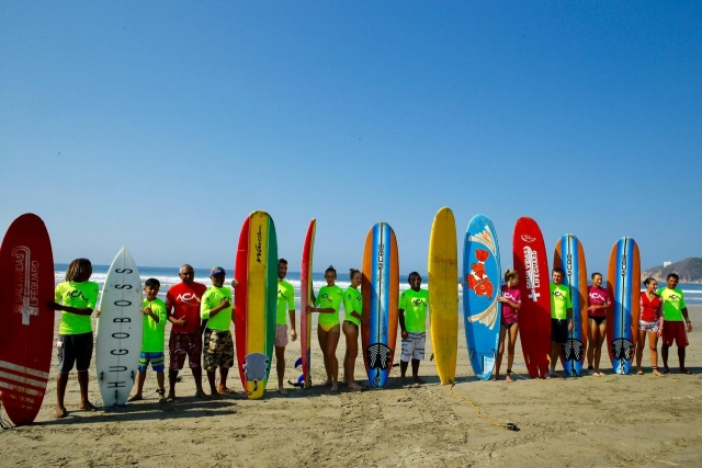 Aprendiendo surf en equipo