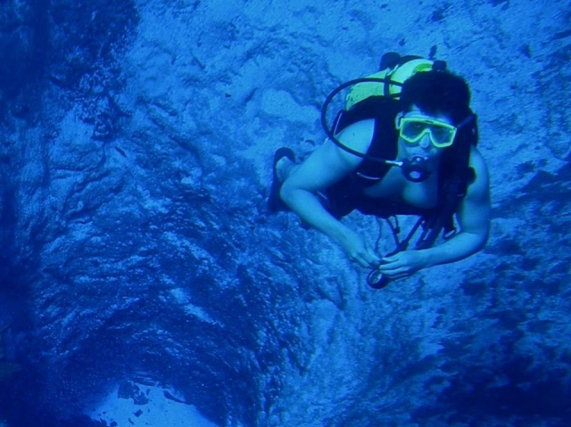 Ascendiendo a la superficie con el equipo de buceo