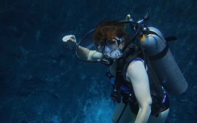 Con el equipo de buceo bajo el agua