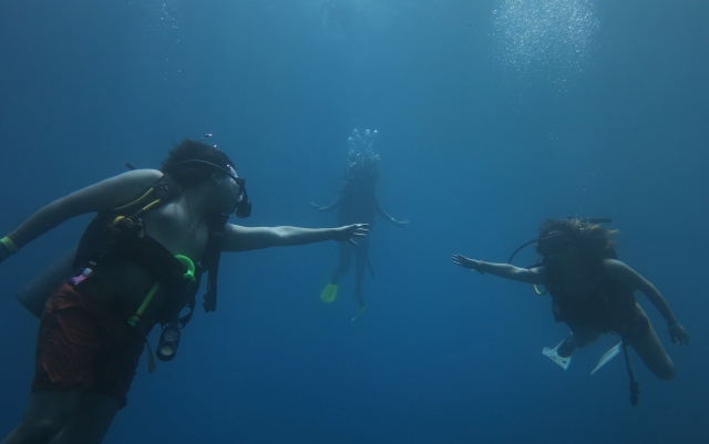 Bajo el agua buceando con amigos 