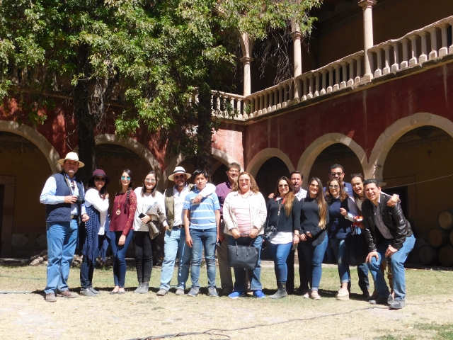 pequenos y grandes grupos