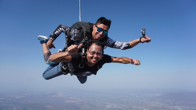 Saludando a la cámara