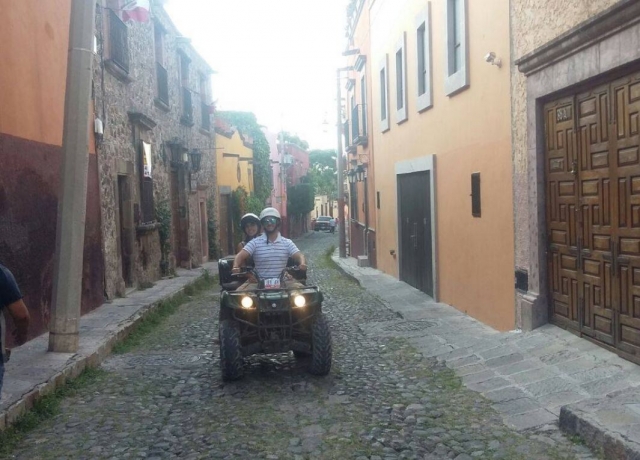 En quad entre las calles