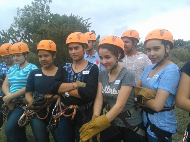 Chicos de Campamento listos para bajar al cañon