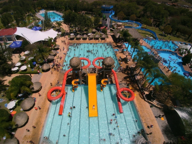 Tobogan gigante amarillo