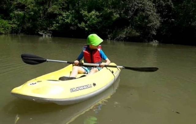 Niño remando en kayak
