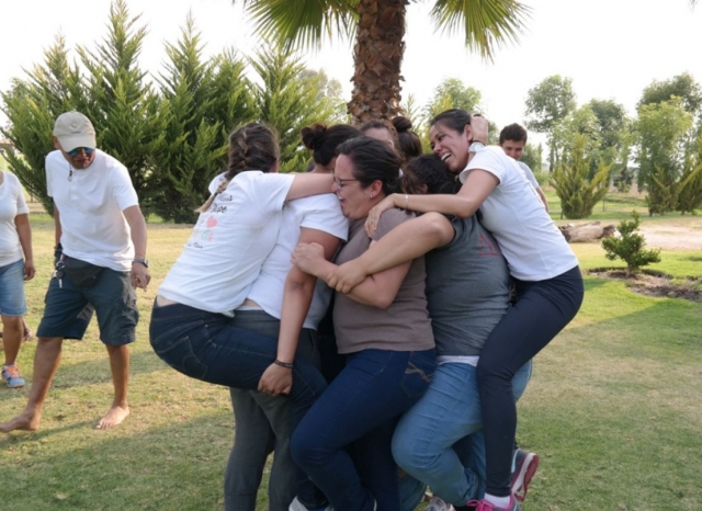 Campistas abrazandose