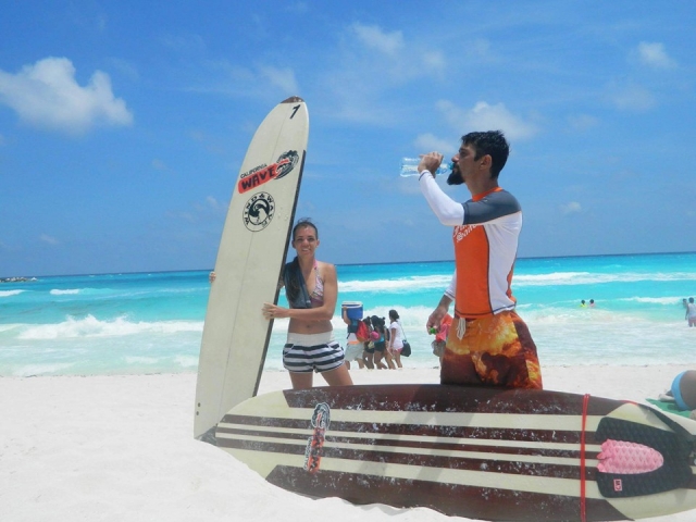 Bebiendo agua antes de entrar en el mar