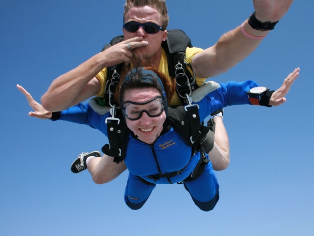 Enviando un beso durante el salto