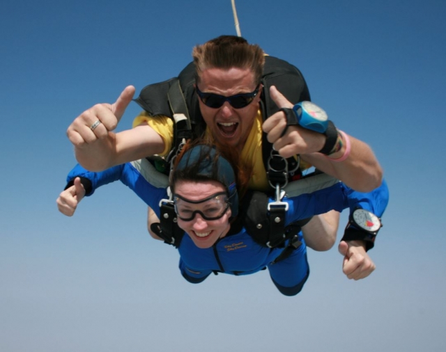 Monitor controlando el descenso en paracaidas