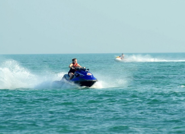 Chica acelerando en la moto nautica
