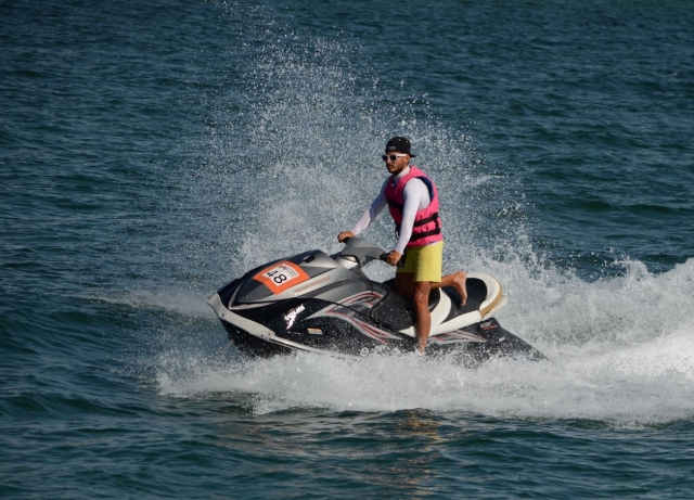 En la moto de agua con gorra y gafas de sol