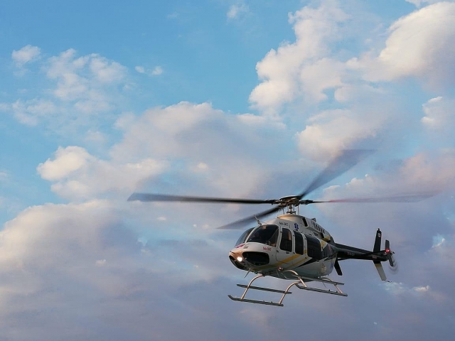 Atardecer sobre un helicóptero 