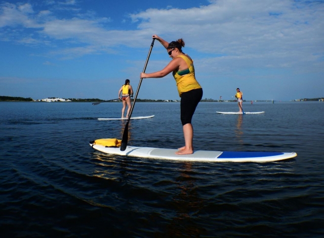 Hundiendo el remo de sup en el mar