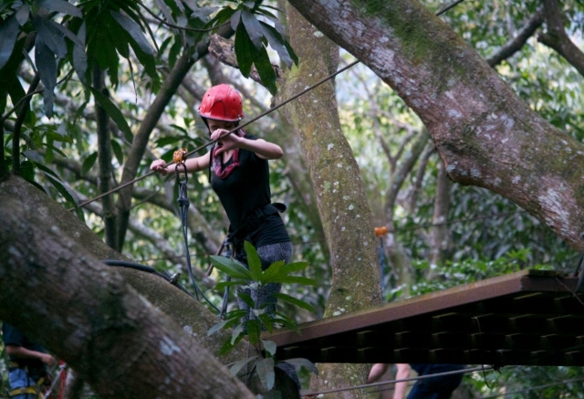 Con casco en el circuito de tirolina