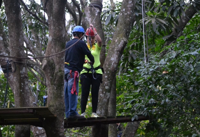 Monitor asegurando el arnes